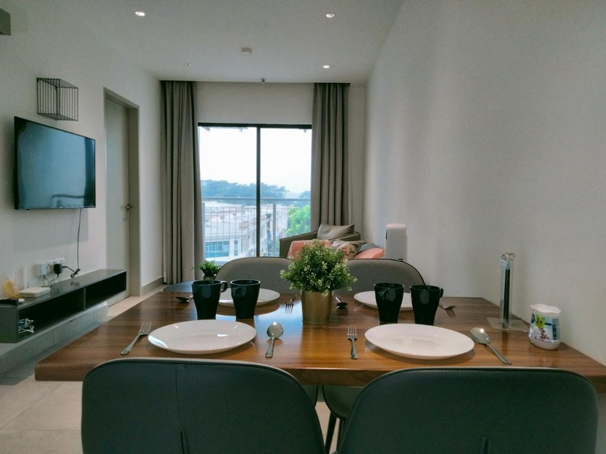 Apartment Dk 2br 5pax With Balcony Near Subang Airport *