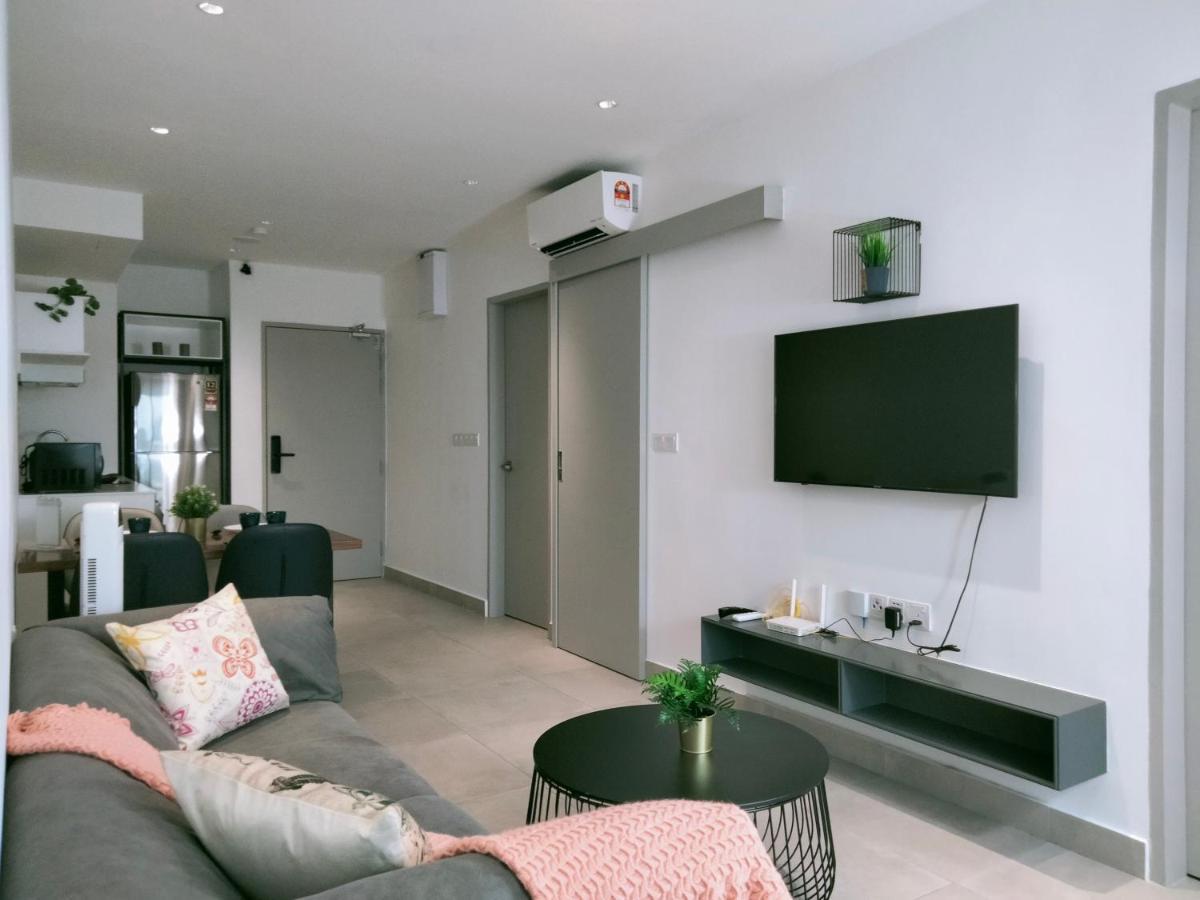 Apartment Dk 2br 5pax With Balcony Near Subang Airport *